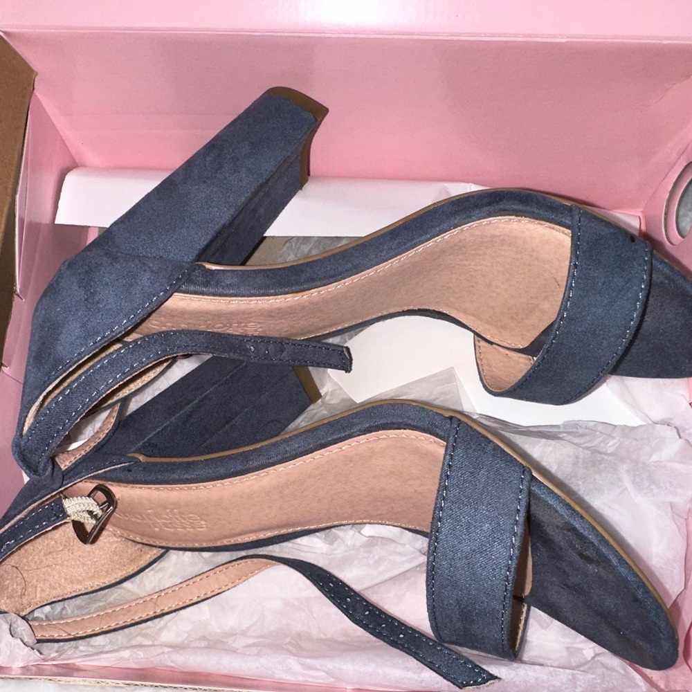 CHARLOTTE RUSSE BLOCK HEEL IN BLUE